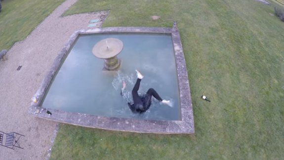 Quiso hacerse la graciosa con un drone pero le salió mal
