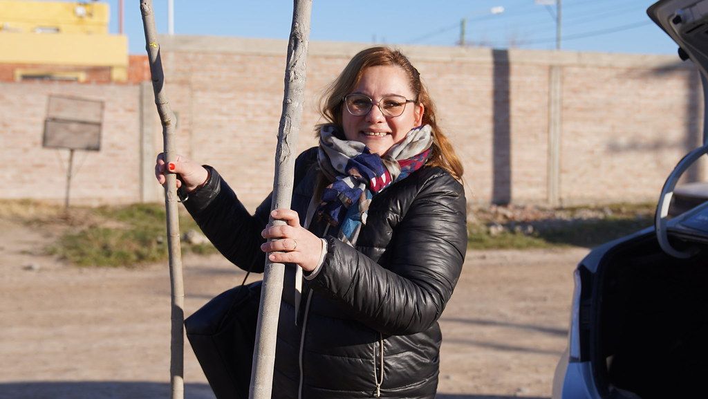 Los vecinos y vecinas que el sábado recibieron árboles de vereda se mostraron muy contentos por acceder a los ejemplares provenientes del Vivero Municipal.