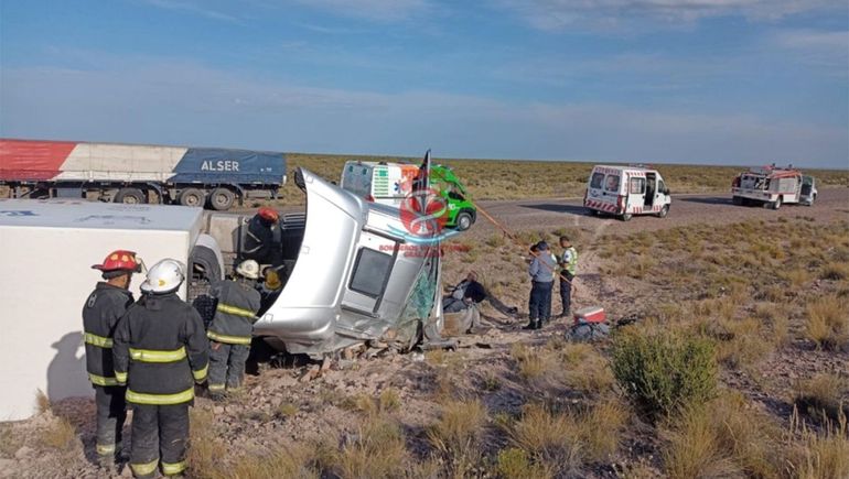 Impresionante vuelco de un camión de grandes dimensiones en la Ruta 6