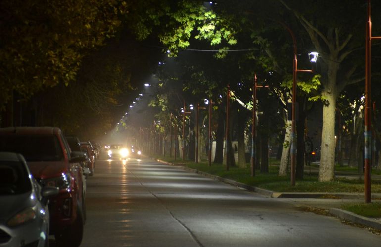 Favorecidas por el viento, se expanden las humaredas del basural