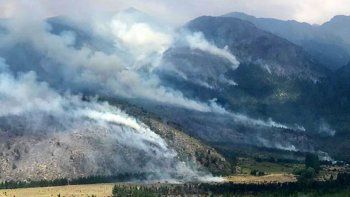 el fuego ya arraso 10 mil hectareas de bosques en el bolson