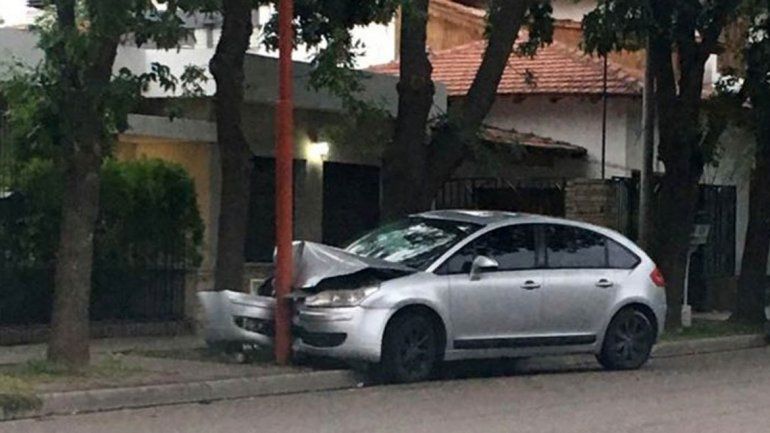El Citroën C4 quedó incrustado en una columna de alumbrado público.
