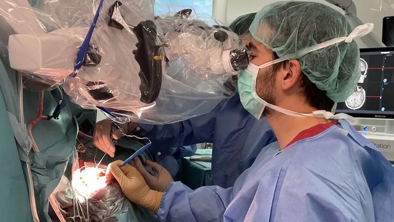 Extirpan tumor cerebral con IA a paciente despierto