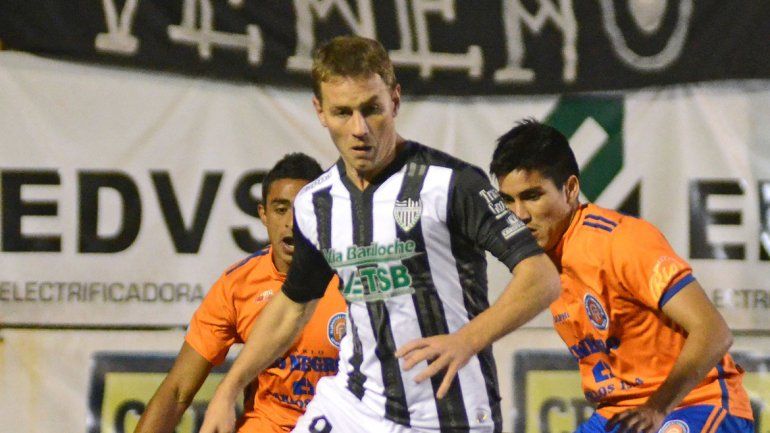 Zbrun es el goleador de moda en el Federal A. Cipo lo quiere.