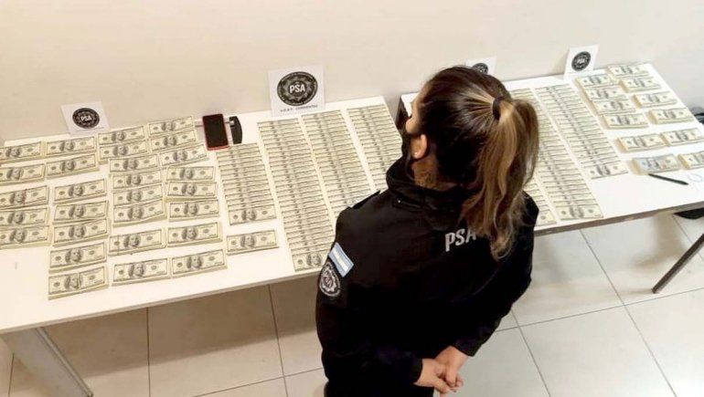Una mujer quiso subir al avión con 430 mil dólares
