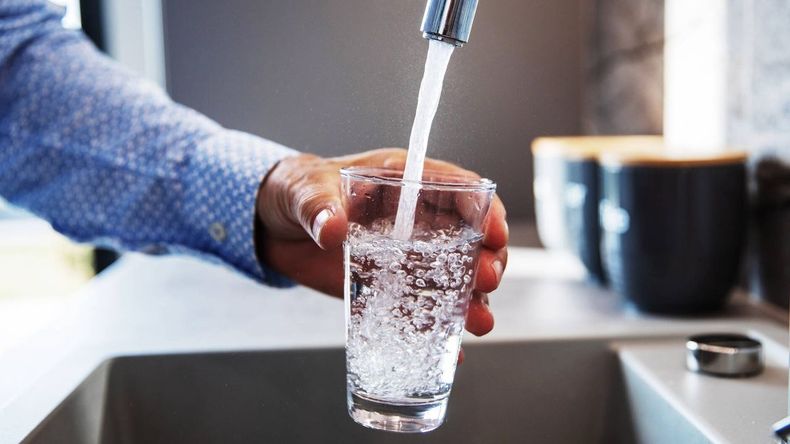 Qué significa que aparezcan burbujas en tu vaso: esto es lo que esconde este fenómeno