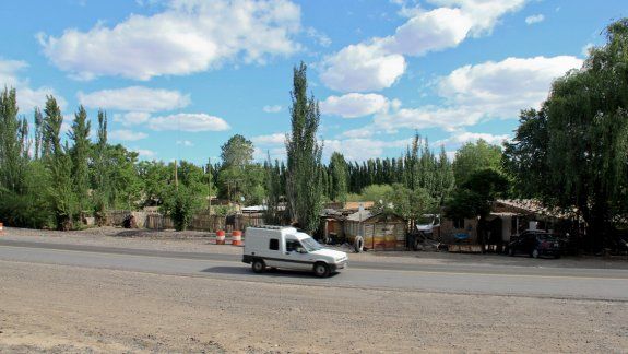 La ampliación de la ruta, a la altura de Tres Luces, no dejó espacio para las casas más cercanas a la banquina.