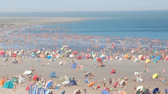 La playa se llenó con un día en el que el mar fue el único refugio.
