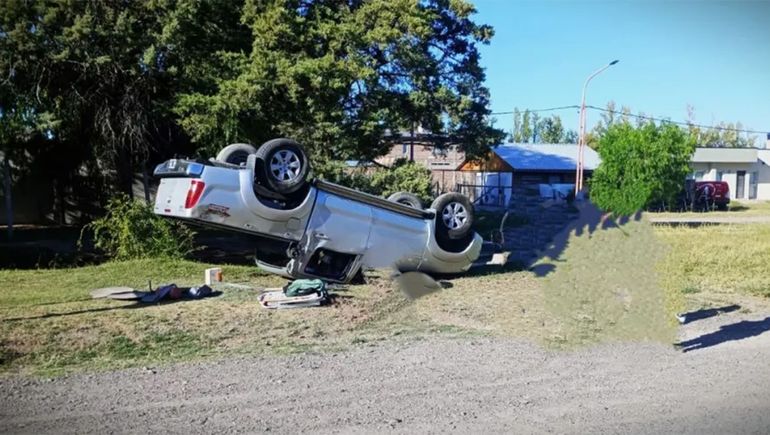 Otra vez un borracho al volante: volcó con su camioneta y dos de sus acompañantes resultaron heridos