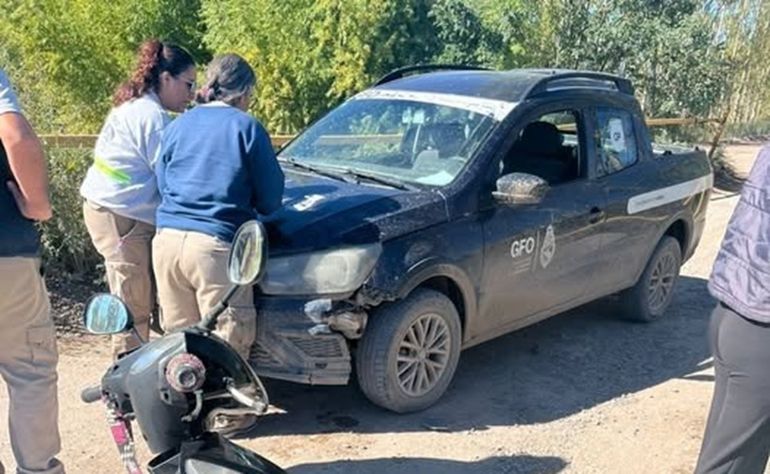 El vehículo de la Municipalidad de Fernández Oro impactó contra una moto. Foto: Gentileza (Inforo).