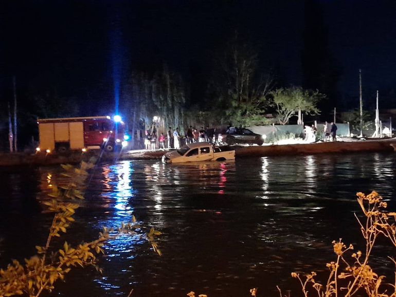 En el lugar intervinieron Bomberos Voluntarios, personal policial y una ambulancia para brindar asistencia.