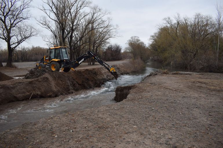 Buscan bajarle el caudal al canal que arrastró el puente