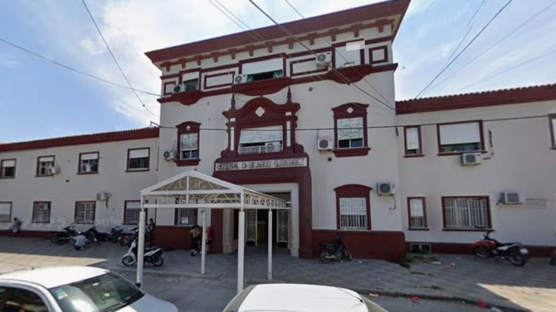 Tras la violenta discución entre las vecinas de Ensenada, una de las menores debió ser atendida en el Hospital Gutiérrez de La Plata, donde permanece internada por las graves quemaduras que sufrió.
