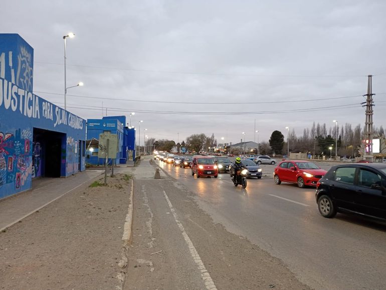 Los conductores padecieron la congestión vehicular en el comienzo del fin de semana. 