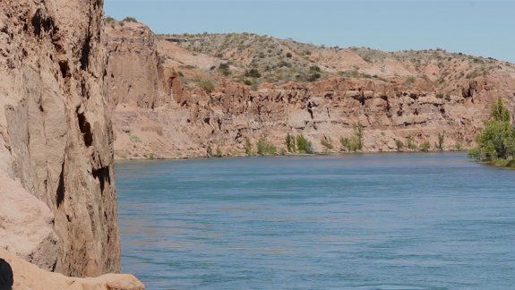 Conocé los acantilados sobre el río de Balsa Las Perlas