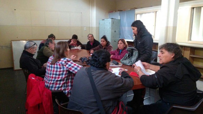 En la ciudad hubo reuniones con funcionarios y dirigentes políticos para que gestionen la reactivación de los pagos.