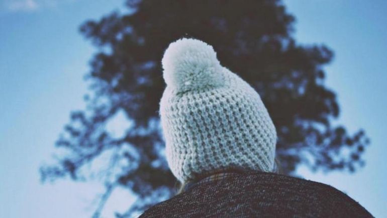 Los gorros de lana no van más: cuál es el accesorio que se usará este invierno