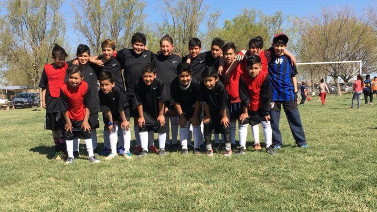 Campaña para que niños no jueguen al fútbol descalzos