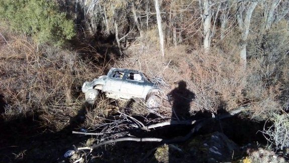 La camioneta cayó más de 50 metros por el barranco.