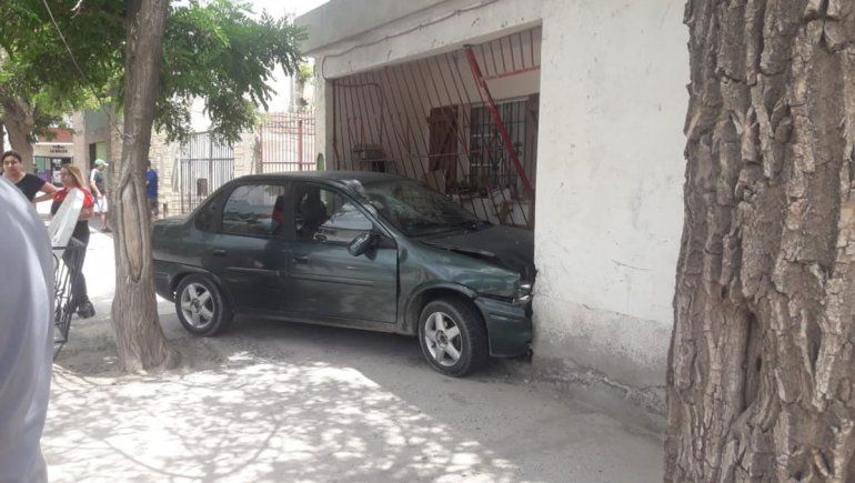 Dos menores  chocaron contra una casa en el Don Bosco