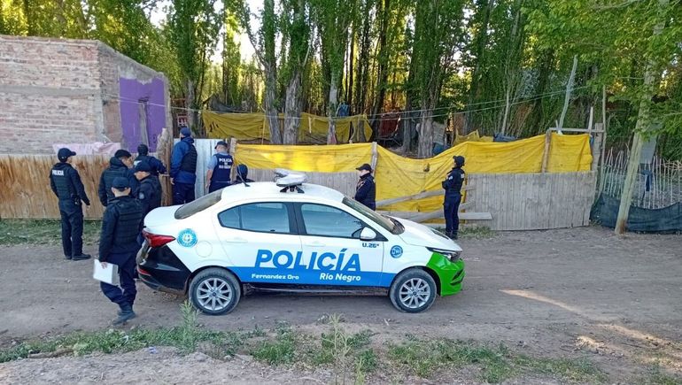Los cuatro allanamientos se realizaron en la mañana de este miércoles en el barrio Martín Fierro de Fernández Oro. 