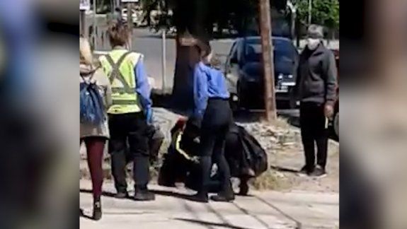 Un padre detenido por golpear a su hijo en la calle