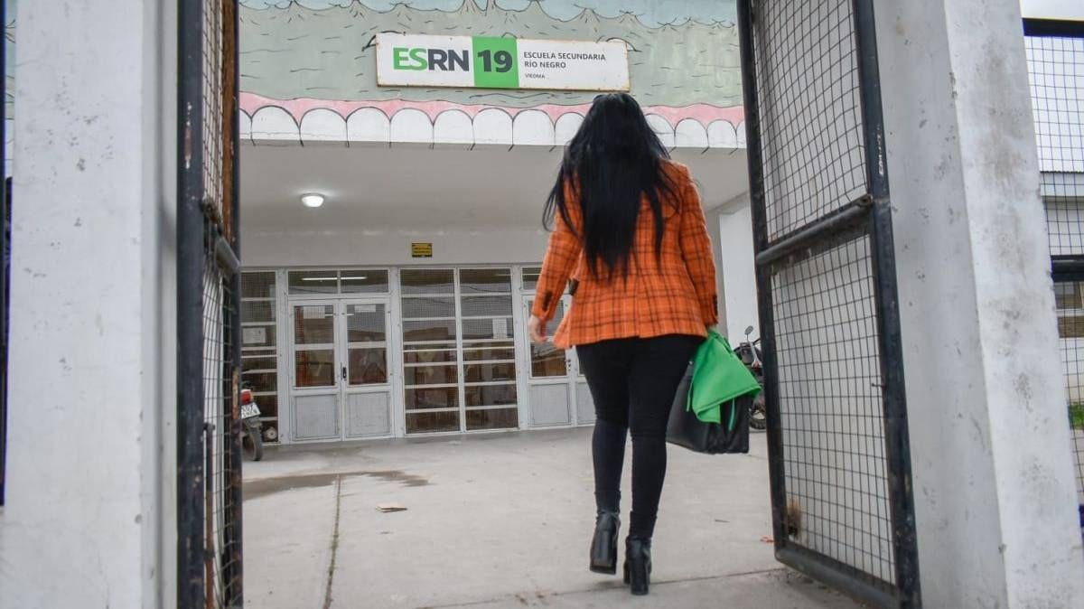 Apuñalan a una adolescente de 15 años en brutal pelea a la salida de la escuela