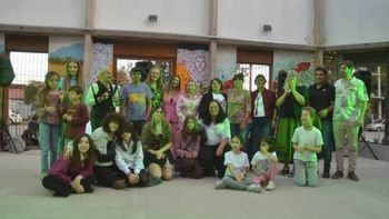 El arquitecto Cristian Paradela (extremo derecho, camisa blanca), junto a colegas, autoridades y los niños en la reinauguración de El Diente de Oro.