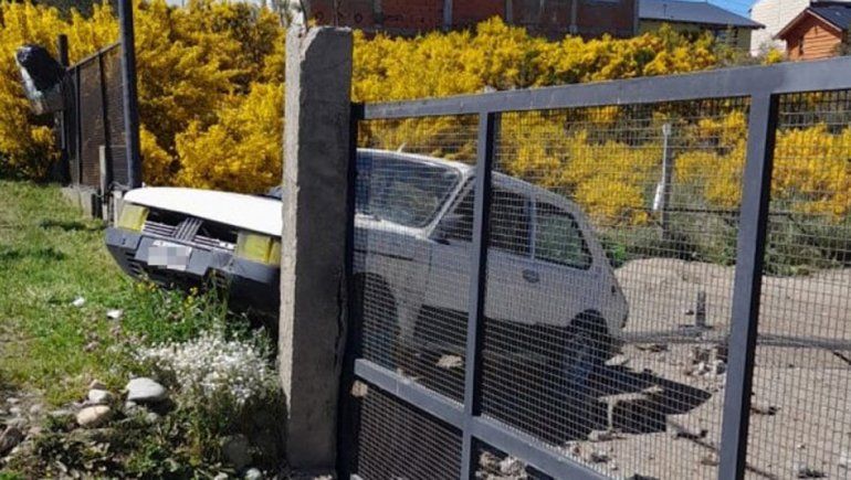 Perdió el control del auto y terminó adentro del patio de una casa