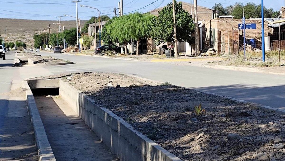 La joven motociclista tras chocar contra el camión municipal cayó al canal pluvial del barrio Preiss.&nbsp;