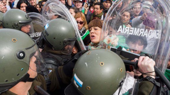 Una multitud enfrentó el protocolo antipiquetes en los puentes