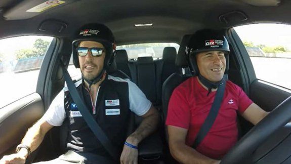 Silvio Velo manejo un Toyota junto a Matías Rossi