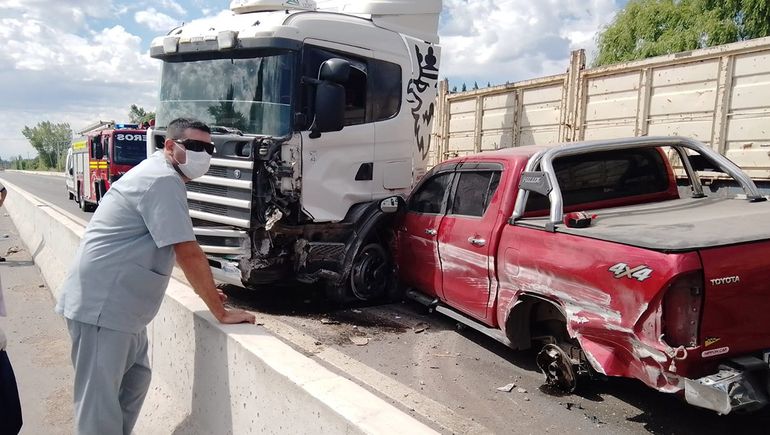 Grave accidente entre un camión y una camioneta en Ruta 22