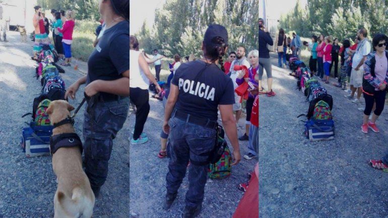 Policías requisaron a un grupo de docentes que volvía del Congreso de Viedma