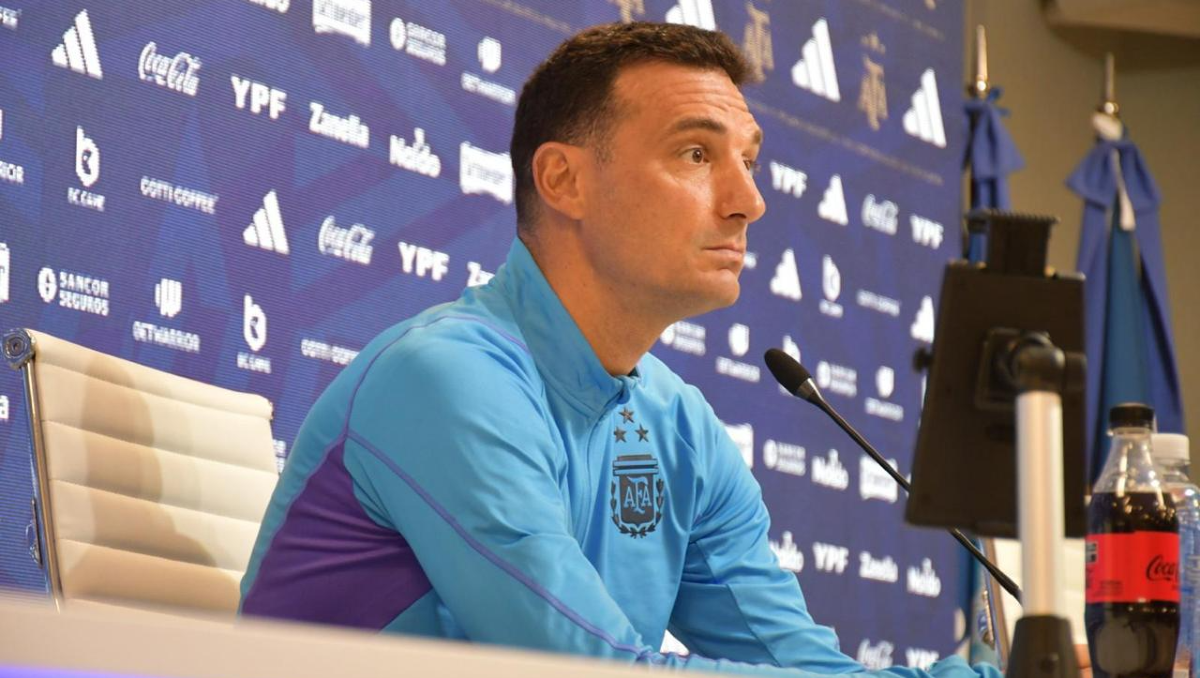 Scaloni en la conferencia de prense de este domingo, antes de viajar a Bolivia.&nbsp;