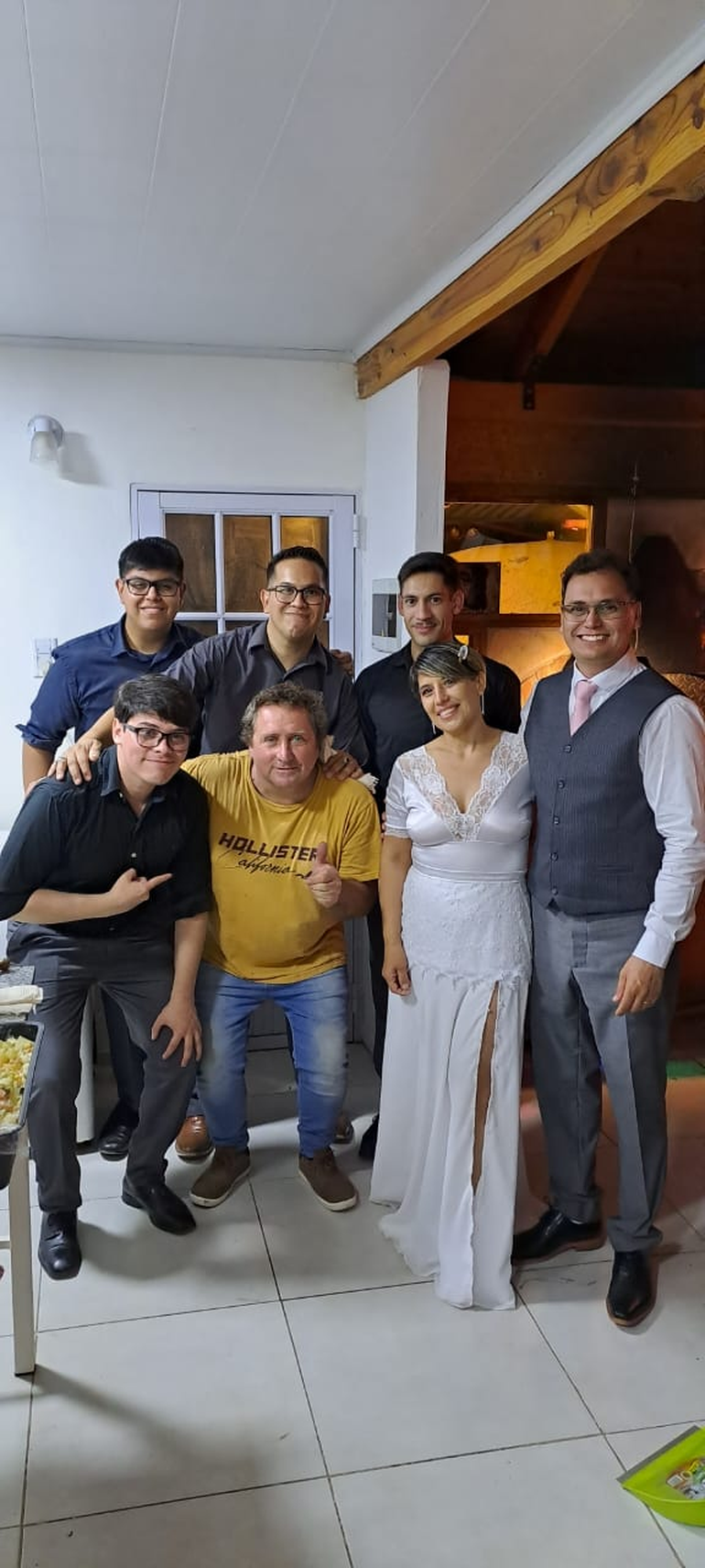 Pablo junto a allegados y al Ruso, el comerciante que le Pablo junto a allegados y al Ruso, el comerciante que le