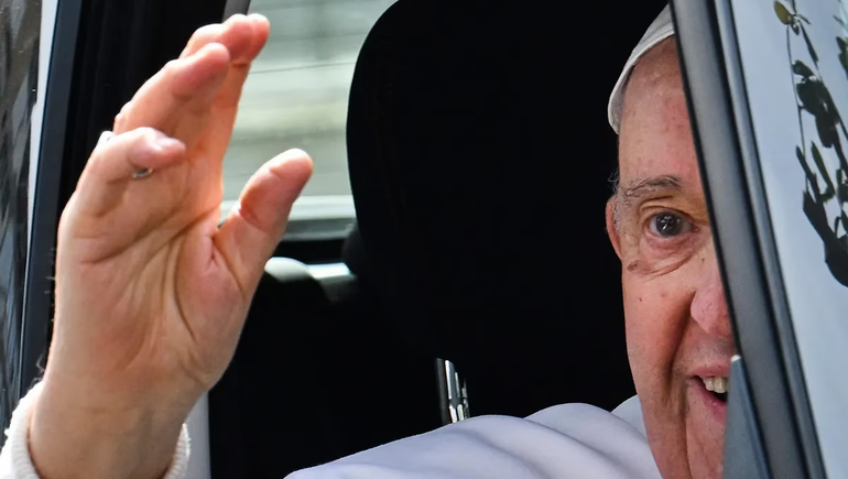 Francisco recibó el alta y regresó al Vaticano: Aún estoy vivo