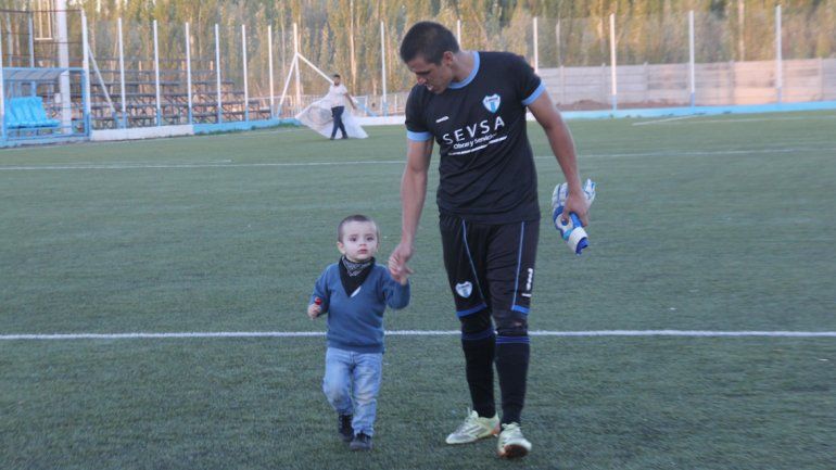 Ferreyra ya ascendió con Racing de Olavarría y fue parte del plantel de Cipo que regresó desde el Federal B. Ahora lucha con La Amistad en el C.