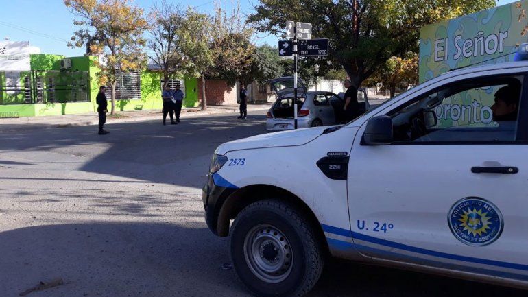 El auto quedó completamente destrozado contra un árbol. El choque ocurrió en Primeros Pobladores y Brasil.