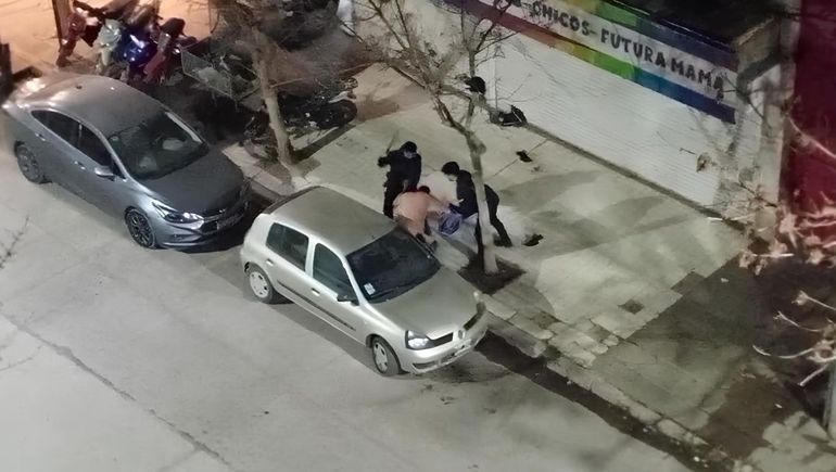 Uno de los detenidos fue reducido en la vereda, y luego se enfrentó con la policía. Uno de los detenidos fue reducido en la vereda, y luego se enfrentó con la policía.