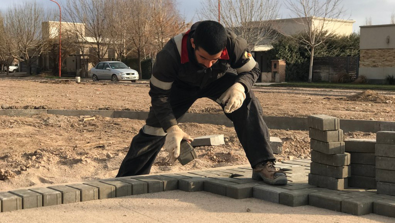 Nuevas plazas y espacios verdes se desarrollan en Cipolletti.