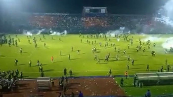 Tragedia en el fútbol e imágenes sensibles: hablan de 127 muertos