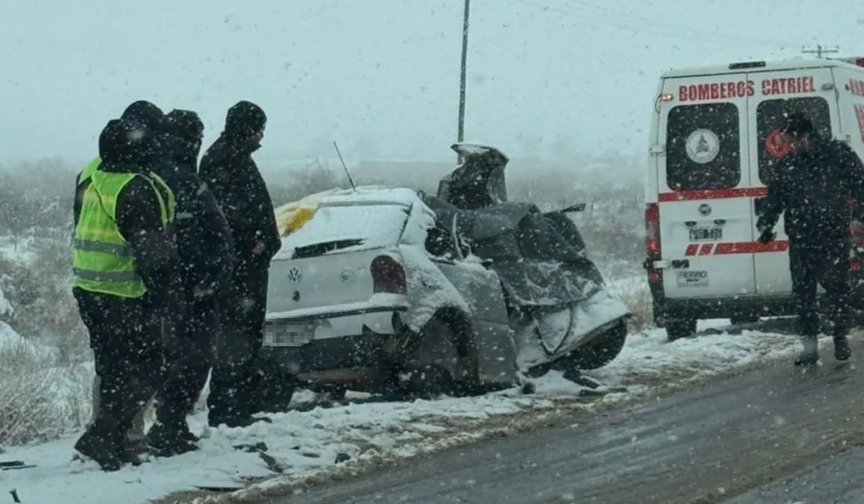 El vehículo en el que viajaban las víctimas quedó destruido tras chocar contra un camión.&nbsp;