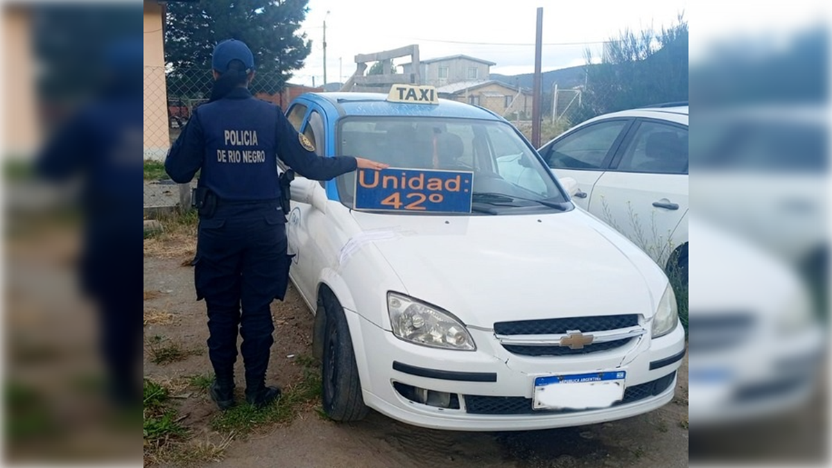 El taxi fue secuestrado luego de un allanamiento en el domicilio del propietario.