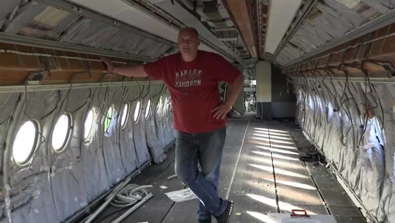 Compró un avión para hacer una disco en su casa