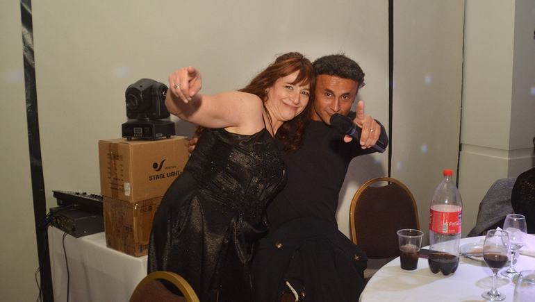 Henry con Valeria Lo Cacciato, una conocida comerciante que el sábado festejo sus 50.