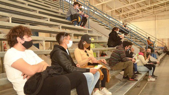 Muchos jóvenes se vacunan para recuperar su vida social