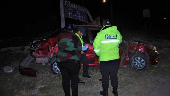 El Peugeot 207 terminó chocando contra una garita de colectivos.