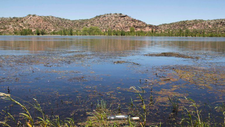 Las aguas del río Negro están muy contaminadas por los vertidos urbanos.