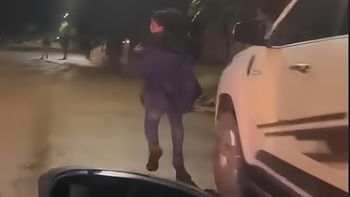 La mujer fue perseguida en un vehículo y cuando la atraparon dos hombres le dieron una brutal paliza. Ella decía que el robo lo había cometido otra piba. 